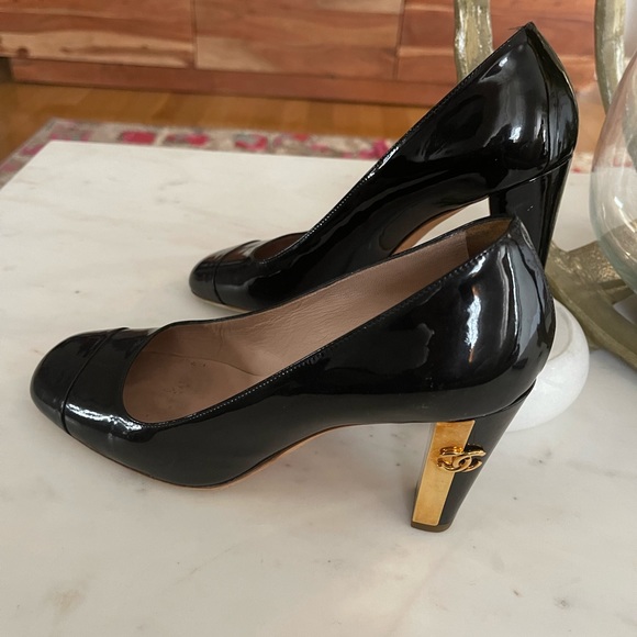 - Timeless Chanel shoes - Picture 3 of 9